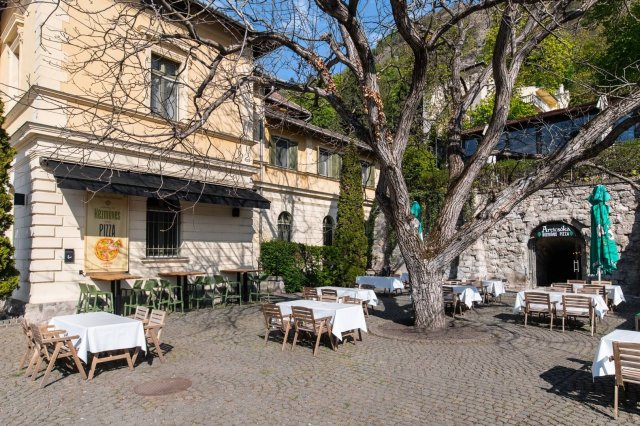 Eladó hotel, Visegrádon 1402.25 M Ft, 20+3 szobás