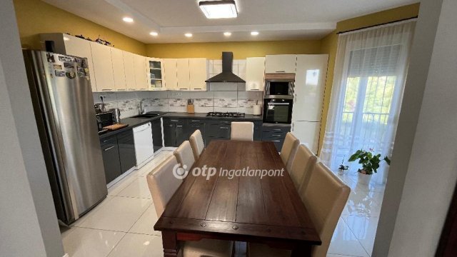 Eladó családi ház, Csatáron 98.5 M Ft, 2+2 szobás