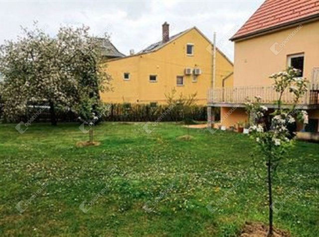 Eladó családi ház, Hévízen 119.9 M Ft, 5 szobás