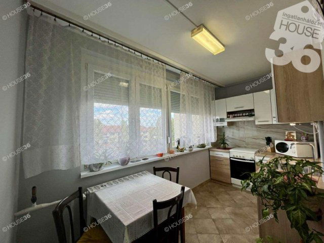 Eladó panellakás, Kecskeméten 49.9 M Ft, 3 szobás