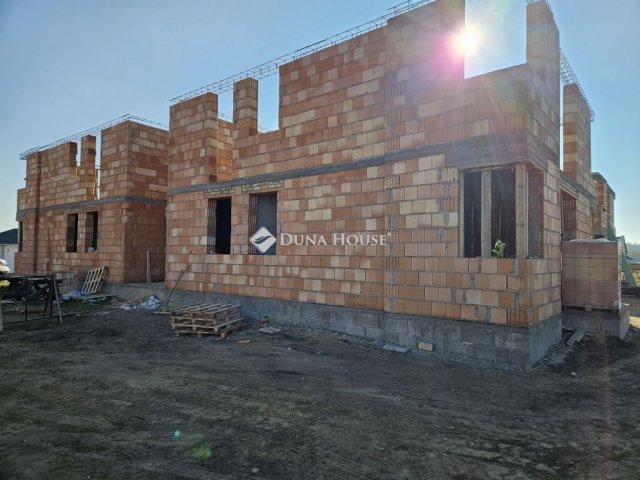 Eladó téglalakás, Mendén 79.9 M Ft, 4 szobás