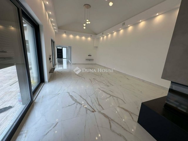 Eladó családi ház, Vecsésen 219.9 M Ft, 5 szobás
