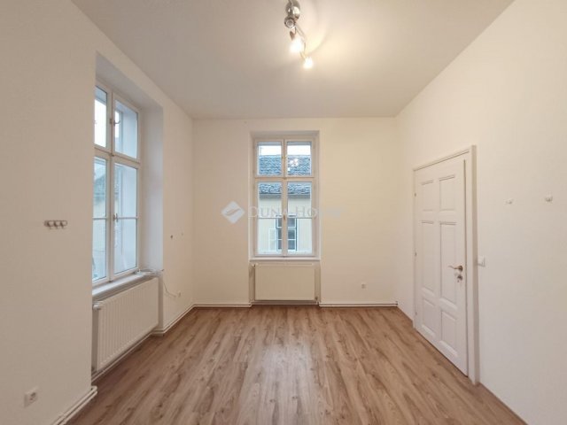 Eladó téglalakás, Sopronban 79.9 M Ft, 3 szobás