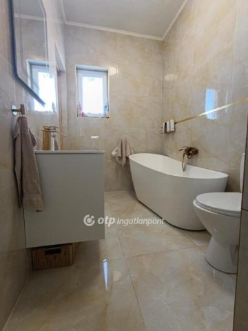 Eladó családi ház, Ercsiben 54.9 M Ft, 3 szobás