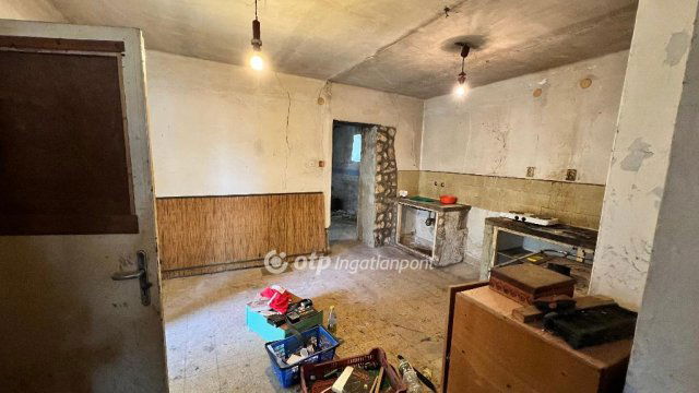 Eladó családi ház, Bakonypölöskén 2.9 M Ft, 2 szobás