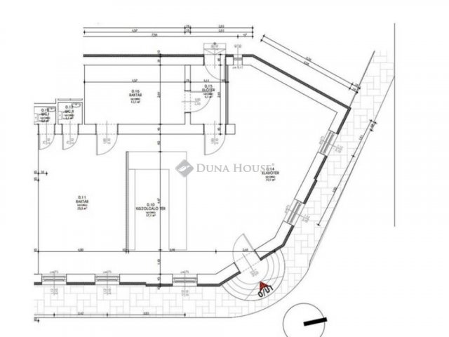Eladó üzlethelyiség, Komáromban, Szent István téren 75 M Ft