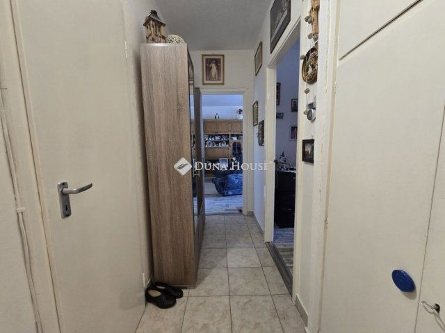 Eladó panellakás, Komlón 19.9 M Ft, 2 szobás