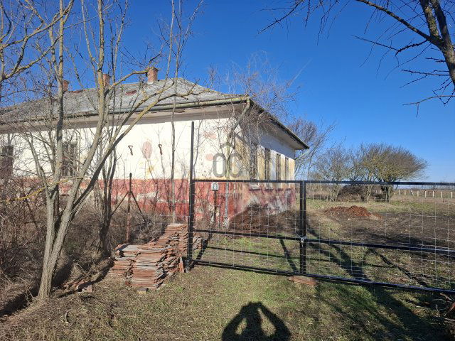 Eladó családi ház, Cegléden 28 M Ft, 5 szobás