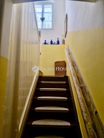 Eladó családi ház, Pécsett 105 M Ft, 7 szobás
