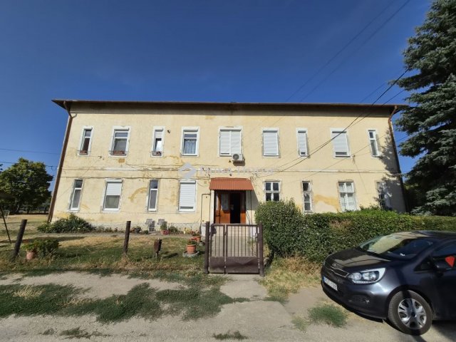 Eladó téglalakás, Ácson 25 M Ft, 3 szobás