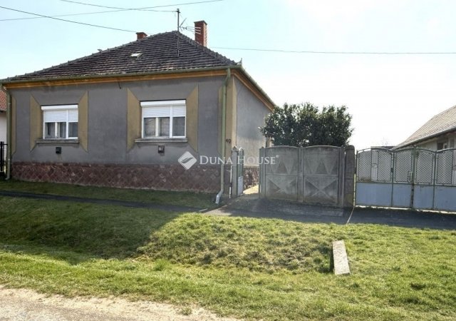 Eladó családi ház, Salköveskúton 30 M Ft, 2 szobás