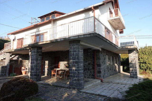 Eladó nyaraló, Badacsonytomajon 115 M Ft, 7 szobás