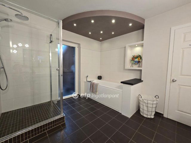 Eladó nyaraló, Pápán 109.9 M Ft, 3+1 szobás