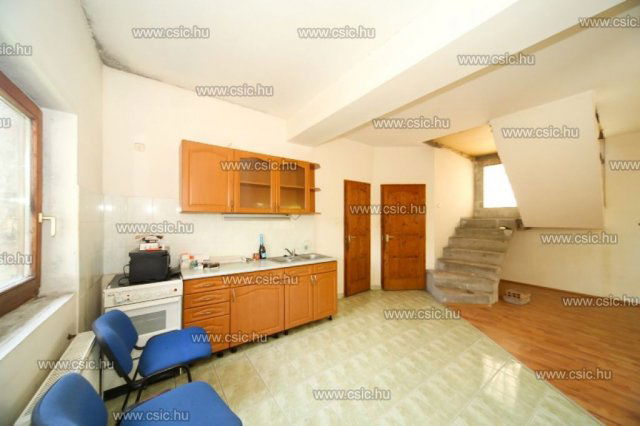 Eladó családi ház, Budapesten, III. kerületben 132 M Ft