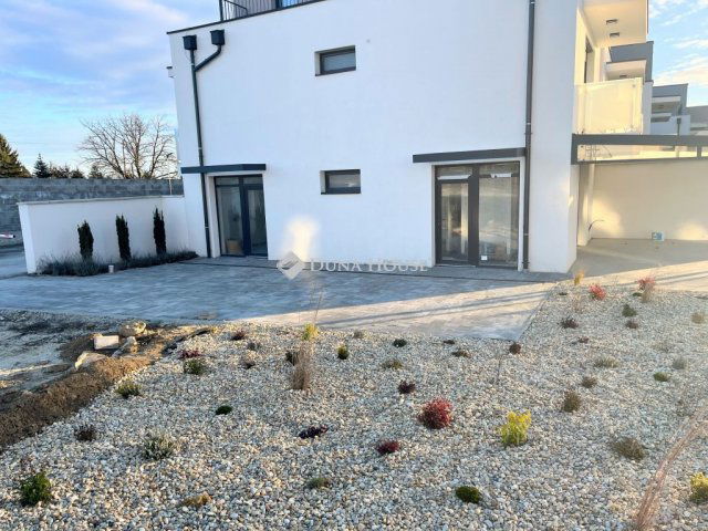 Kiadó üzlethelyiség, Szombathelyen, Síp utcában 300 E Ft / hó