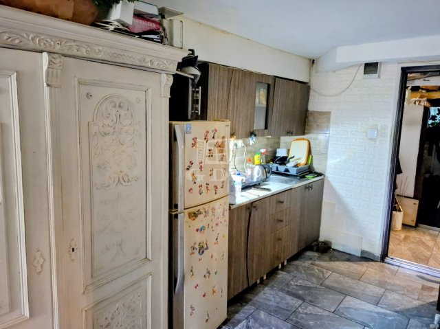Eladó téglalakás, Budapesten, III. kerületben, Váradi utcában