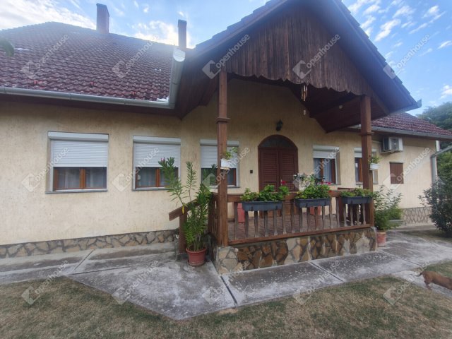 Eladó családi ház, Segesden 69.9 M Ft, 8 szobás