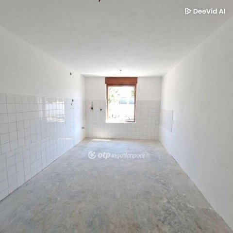 Eladó családi ház, Hosszúhetényen 32.9 M Ft, 4 szobás