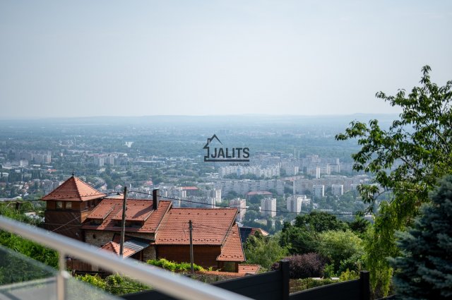 Kiadó családi ház, albérlet, III. kerületben, Erdőhát úton