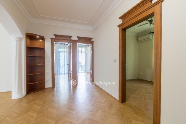 Eladó családi ház, Debrecenben 450 M Ft, 9+4 szobás