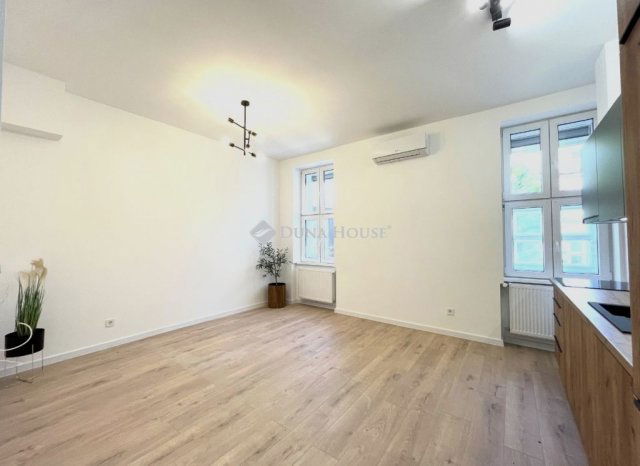 Eladó téglalakás, Pécsett 69.9 M Ft, 3 szobás