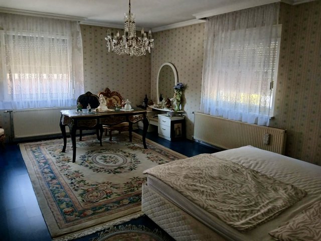 Eladó családi ház, Gyöngyösön 250 M Ft, 4 szobás