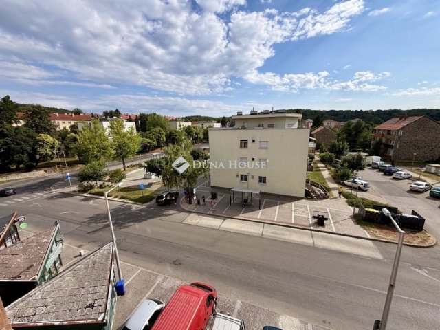 Eladó téglalakás, Komlón 22.99 M Ft, 2 szobás