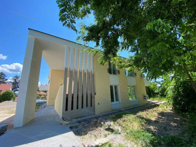 Eladó téglalakás, Balatonbogláron 53.55 M Ft, 6 szobás
