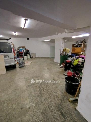Eladó garázs, Pécsett 41.5 M Ft / költözzbe.hu