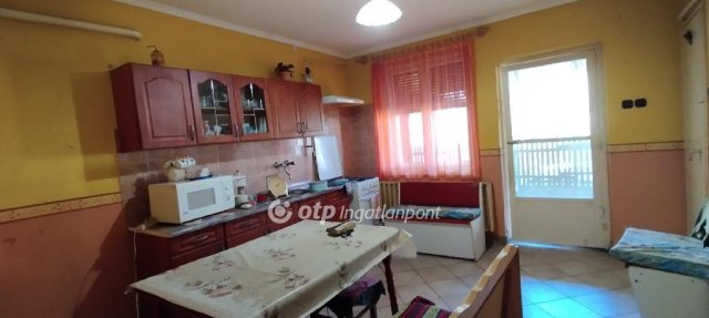 Eladó családi ház, Jászberényben 20 M Ft, 2 szobás