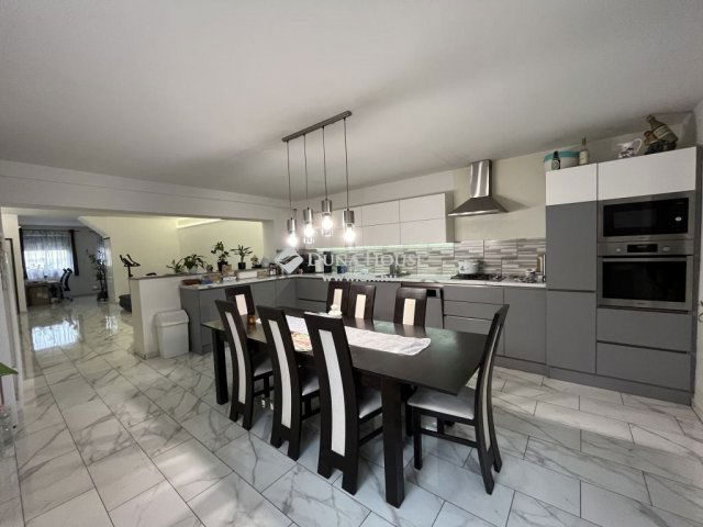 Eladó családi ház, Bonyhádon 252.934 M Ft, 9 szobás