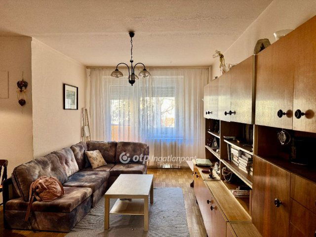 Eladó panellakás, Székesfehérvárott 61 M Ft, 1+3 szobás