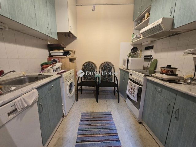 Eladó téglalakás, Pécsett 68.9 M Ft, 4 szobás