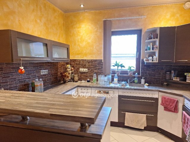 Eladó ikerház, Budapesten, XIV. kerületben 92.9 M Ft, 3 szobás