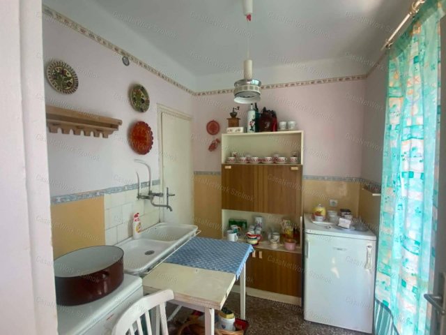 Eladó téglalakás, Szolnokon 32 M Ft, 1 szobás