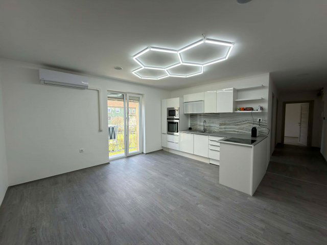 Eladó téglalakás, Komlón 42 M Ft, 3 szobás