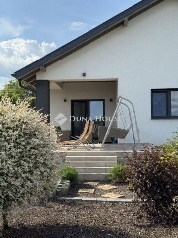 Eladó családi ház, Péterin 159 M Ft, 3 szobás