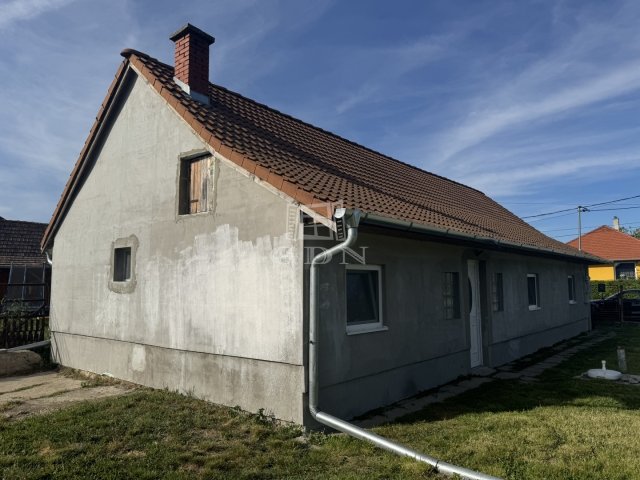 Eladó családi ház, Soponyán 35 M Ft, 3+1 szobás