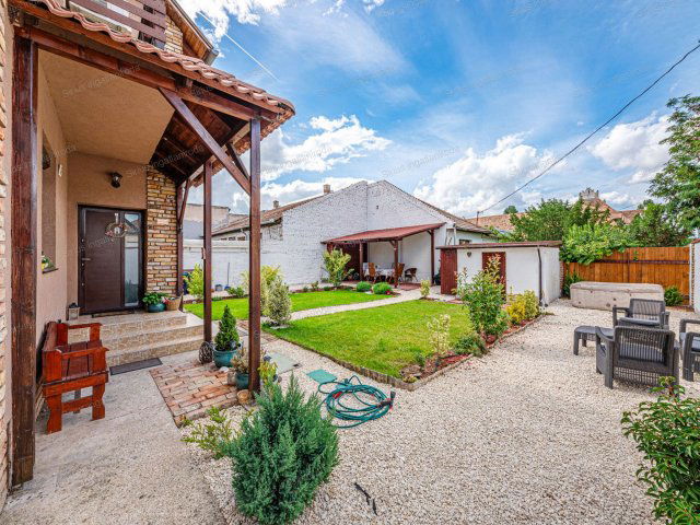 Eladó családi ház, Budapesten, XX. kerületben, Lázár utcában