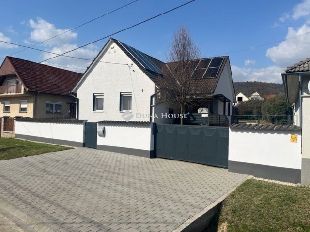Eladó családi ház, Siklóson 99.9 M Ft, 4 szobás