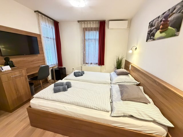 Eladó hotel, Mosonmagyaróváron 190 M Ft, 7 szobás