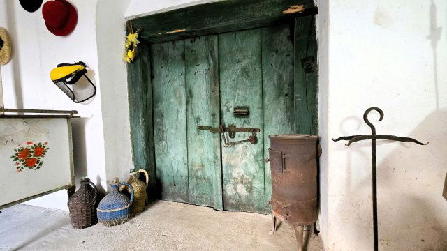 Eladó nyaraló, Pécselyen 27 M Ft, 4 szobás