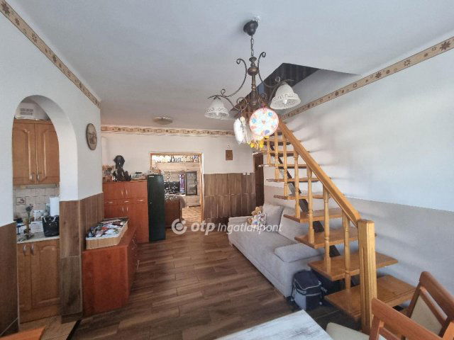Eladó családi ház, Pápán 58.9 M Ft, 3+1 szobás