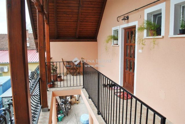 Eladó családi ház, Kerekegyházán 300 M Ft, 12 szobás