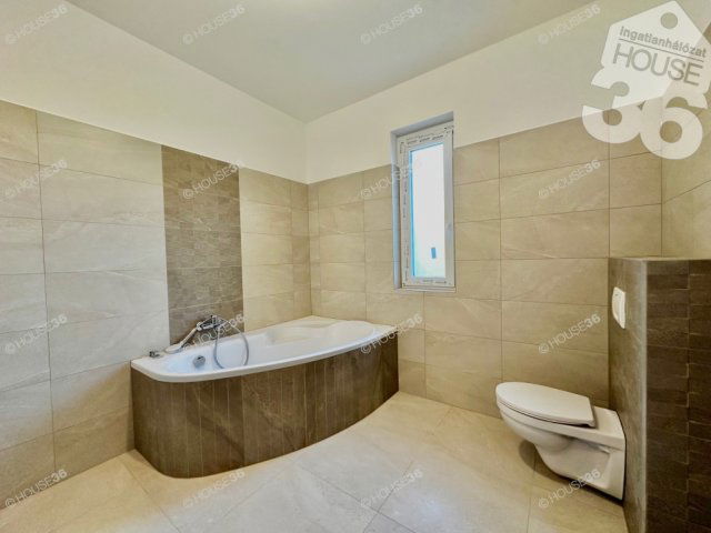 Eladó családi ház, Kecskeméten 127.9 M Ft, 5 szobás