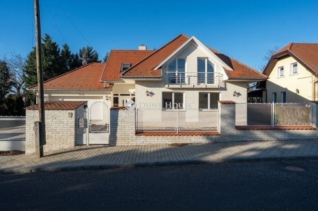 Eladó családi ház, Budaörsön 350 M Ft, 10 szobás