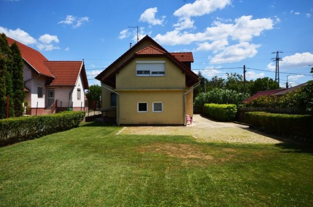 Eladó családi ház, Százhalombattán 130 M Ft, 5 szobás