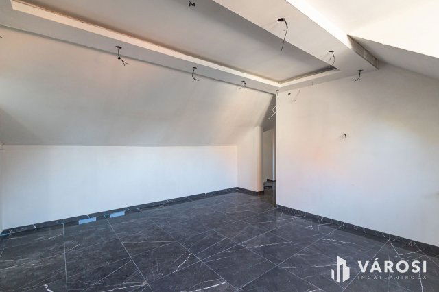 Eladó téglalakás, Hódmezővásárhelyen 59.99 M Ft, 4+1 szobás