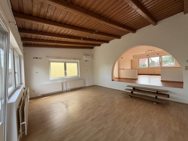 Eladó családi ház, Oroszlányban 89.9 M Ft, 4 szobás