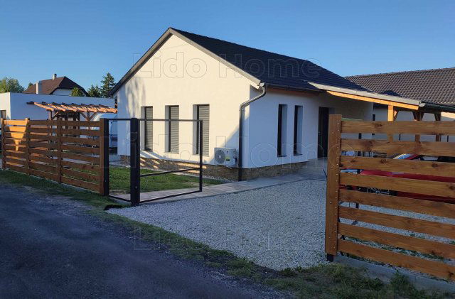 Eladó családi ház, Balatonkeresztúron 62 M Ft, 7 szobás